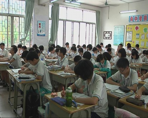 困难家庭学生不分户籍均可申请助学金