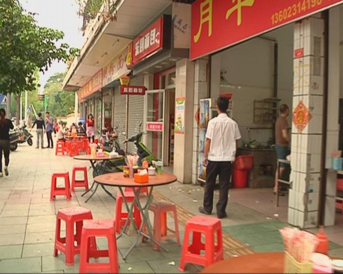 《推动环境再造 建设生态水乡》早餐垃圾随处丢 不文明也不卫生