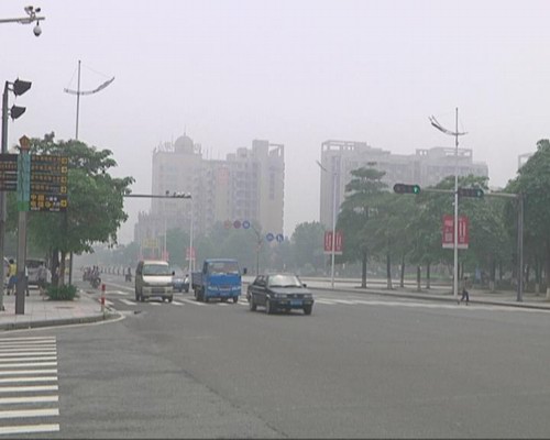 受雨雾天气影响能见度低 市民出现注意安全