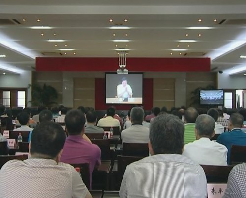 全镇领导干部收看收听“南粤法治报告会”第八讲