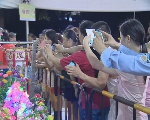 21台贡案同台“斗巧”  万人空巷赏贡案