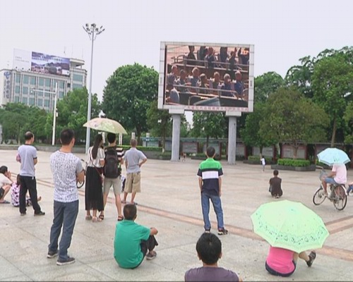 社会各界收看抗战胜利70周年阅兵盛典