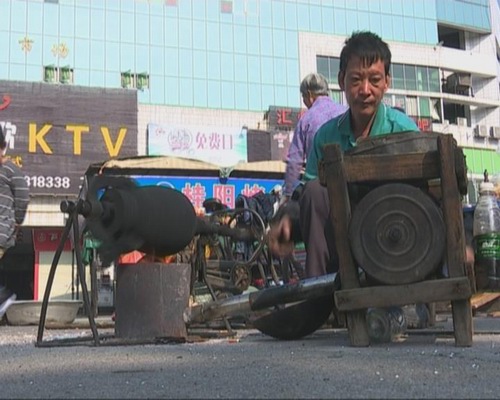 童年记忆中的爆米花机重现街头 老手艺受市民欢迎