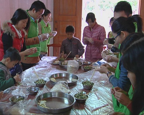 社工志愿者到敬老院包饺子 陪老人过冬至