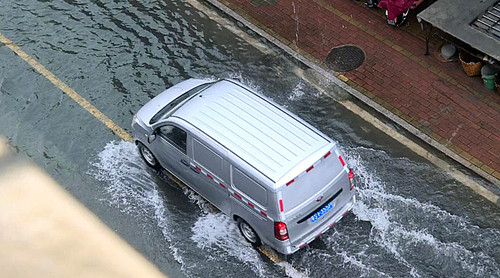 暴雨行车，安全为先 司机朋友须谨慎驾驶