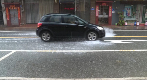 暴雨来袭！注意安全出行